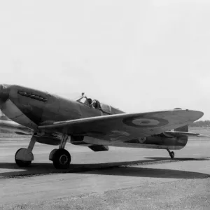 Un avión de combate Spitfire llega al Aeropuerto RAF Usworth.