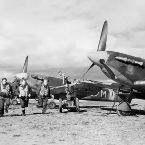Aviones de caza Spitfire y hombres de la Escuadrilla Bombay que han participado en combates aéreos.