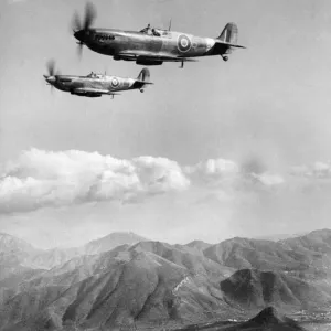 Aviones de caza Spitfire del RAF manteniendo una patrulla desde el amanecer hasta el atardecer sobre la montañosa.