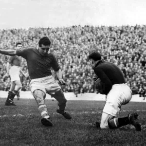 Sport - Football - Cardiff City - City forward Ken Chisholm dashes in as Manchester Sport - Football - Cardiff City - City forward Ken Chisholm dashes in as Manchester