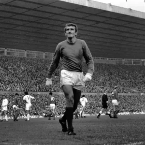 Sport: Football: Manchester United v. Nottingham Forest. Stepney, the Manchester goalie Sport: Football: Manchester United v. Nottingham Forest. Stepney, the Manchester goalie