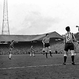 Sport: Football: Newcastle United v. Chelsea. Wynn Davies with hands on the face of David