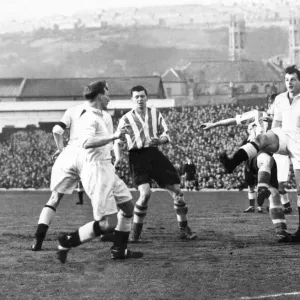 Deporte - Fútbol - Swansea Town - Elwell el defensa lateral de Swansea patea la pelota hacia afuera. Deporte - Fútbol - Swansea Town - Elwell el defensa lateral de Swansea patea la pelota hacia afuera.
