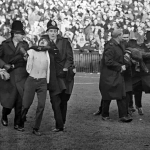Deporte - Fútbol - Swansea Town - Policías arrastran a dos aficionados del campo durante el partido. Deporte - Fútbol - Swansea Town - Policías arrastran a dos aficionados del campo durante el partido.