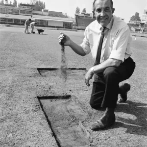 Der Sportstadion betroffen bei Birmingham während des Sommerhitzes und der Trockenheit von 1976 Der Sportstadion betroffen bei Birmingham während des Sommerhitzes und der Trockenheit von 1976