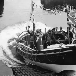 La nouvelle embarcation de sauvetage de St. Abbs, le J. B. Couper de Glasgow, prend l'eau après.