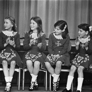 Día de San Patricio en Teesside, las chicas aplaudiendo a la música del baile folklórico irlandés.