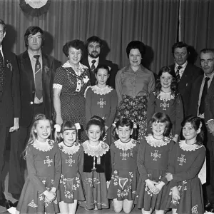 Día de San Patricio en Teesside, chicas con los organizadores y la Mare.