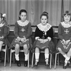 Día de San Patricio en Teesside, Chicas viendo bailar folclore irlandés el 17 de marzo.