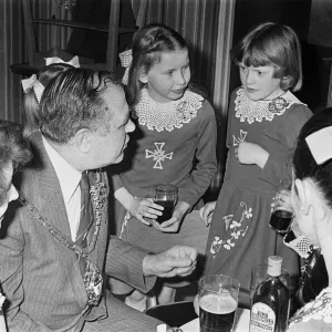 Día de San Patricio en Teesside, Mare con niñas del concurso de baile folclórico irlandés.