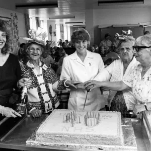El personal del Hospital General de North Tees celebrando el 40 aniversario del NHS.