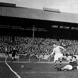 Stanley Matthews in action for Blackpool against Chelsea 10th September 1952
