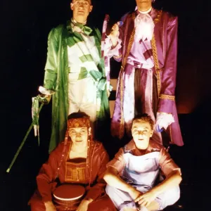 Die Sterne von Peter Pan sind Chris Connaughton als Peter Pan und Harrison Phillips als Captain Hook