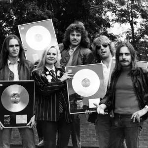 Lo Status Quo, sono presentati con più dischi d'oro e platino al The Eurocrest Hotel. Lo Status Quo, sono presentati con più dischi d'oro e platino al The Eurocrest Hotel.