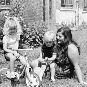 Stefan and Samantha Gates, Child models, pictured with their mother, Jean Gates Stefan and Samantha Gates, Child models, pictured with their mother, Jean Gates