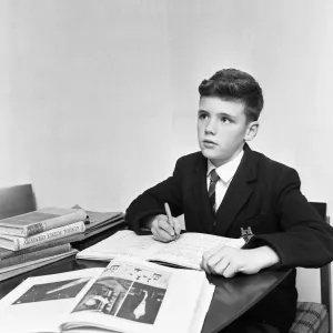 Stephen Burton della North Hatch Technical School visto qui mentre fa i suoi compiti di chimica. Stephen Burton della North Hatch Technical School visto qui mentre fa i suoi compiti di chimica.