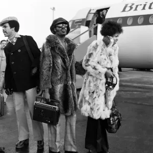 Stevie Wonder arrivant à l'aéroport de Londres avec Yvonne Wright. 24 janvier 1974 Stevie Wonder arrivant à l'aéroport de Londres avec Yvonne Wright. 24 janvier 1974