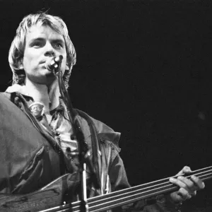El cantante Sting de The Police, visto aquí tocando en escena en la noche inaugural de.
