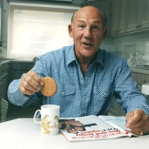 Stirling Moss dunkning biscuit in cup of tea reading magazine - June 1993 Stirling Moss dunkning biscuit in cup of tea reading magazine - June 1993
