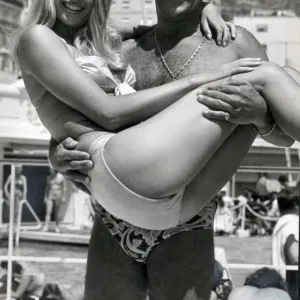 Stirling Moss et la mannequin Liz Hooley à Monte-Carlo - juin 1973. Stirling Moss et la mannequin Liz Hooley à Monte-Carlo - juin 1973.