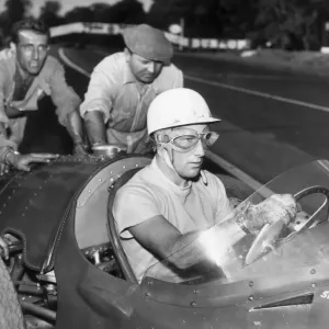 STIRLING MOSS SURPASSE SALLY WESTON AU PIT DE FERRARI - (DATE INCONNU) STIRLING MOSS SURPASSE SALLY WESTON AU PIT DE FERRARI - (DATE INCONNU)