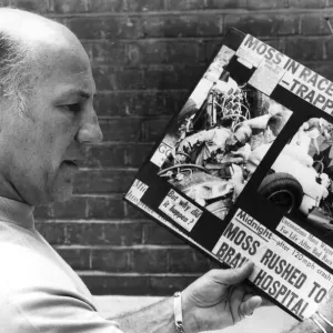 Stirling Moss lisant des coupures de presse de son crash pendant la course - août 1982. Stirling Moss lisant des coupures de presse de son crash pendant la course - août 1982.