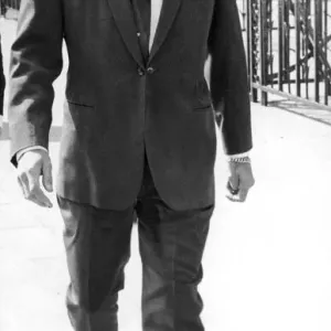 Stirling Moss marchant dans la rue - avril 1968 ----- STIRLING Stirling Moss marchant dans la rue - avril 1968 ----- STIRLING