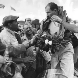 Stirling Moss portant une couronne de laurier après le Grand Prix d'or de l'Ulton Park course automobile - septembre. Stirling Moss portant une couronne de laurier après le Grand Prix d'or de l'Ulton Park course automobile - septembre.