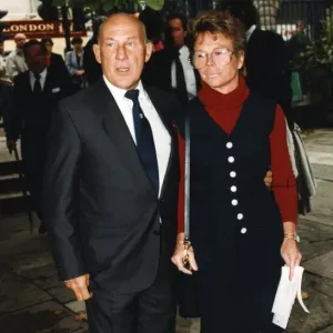 Stirling Moss et son épouse Susie à la cérémonie commémorative de James Hunt, Piccadilly - septembre 1993. Stirling Moss et son épouse Susie à la cérémonie commémorative de James Hunt, Piccadilly - septembre 1993.