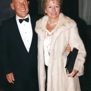 Stirling Moss et son épouse Susie portant un manteau de fourrure lors d'une cérémonie des prix sportifs - décembre 1994. Stirling Moss et son épouse Susie portant un manteau de fourrure lors d'une cérémonie des prix sportifs - décembre 1994.