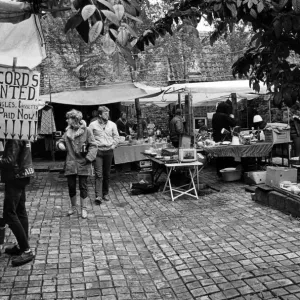 Mercado de pulgas de Stockton cerca del teatro georgiano en el patio Green Dragon.