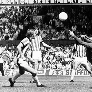 Stoke City v. Sunderland. 22nd August 1976. OPS Sunderlands Billy Hughes (R
