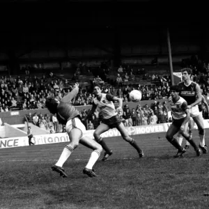 Stoke v. West Ham. Octubre 1984 MF El marcador final fue cuatro dos.