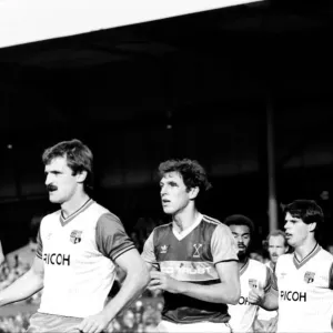 Stoke v. West Ham. Octubre 1984 MF El resultado final fue cuatro dos.