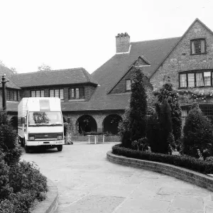 La maison de Stone Court à Berkshire, la résidence du groupe Pop Five Star avec un camion de déménagement garé. La maison de Stone Court à Berkshire, la résidence du groupe Pop Five Star avec un camion de déménagement garé.