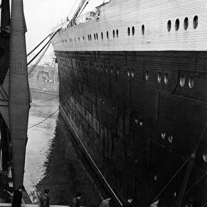 Strikers returning to the Cunard Liner Queen Elizabeth - but she cannot sail until