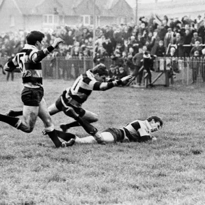 Stuart Watkins (né le 5 juin 1941) était un ailier international gallois de rugby à XV qui a joué au rugby club pour Newport et Cardiff. Stuart Watkins (né le 5 juin 1941) était un ailier international gallois de rugby à XV qui a joué au rugby club pour Newport et Cardiff.