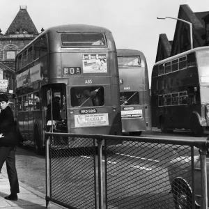 Les étudiants de l'université de Liverpool attendant à l'arrêt d'autobus sur la Smithdown Road. Les étudiants de l'université de Liverpool attendant à l'arrêt d'autobus sur la Smithdown Road.