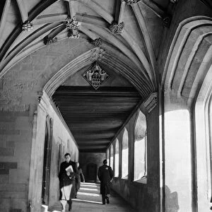 Students and professors walk through the corridors of one of the colleges of Oxford