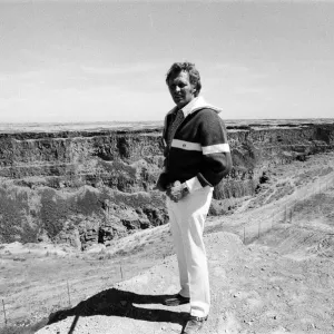 Stuntman Evel Knievel prepares to jump Snake River Canyon