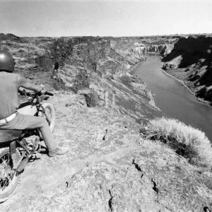 Stuntman Evel Knievel prepares to jump Snake River Canyon