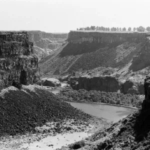 Stuntman Evel Knievel prepares to jump Snake River Canyon