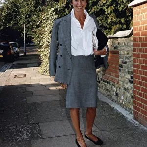 Sue Lawley TV Presenter leaves London home September 1990 A©mirrorpix