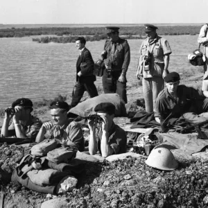 Suezkrise 1956 Britische Soldaten auf der Frontlinie beobachten die Ägypter