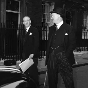 Krisen im Sueskanal 1956 Besuch von Harold MacMillan und Rab Butler bei der Zeremonie am Anfang des Kabinetts in Downing Street