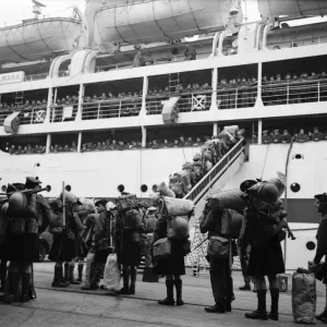 Suez Crisis 1956 Men of the Argyll and Sutherland Highlanders embarking Suez Crisis 1956 Men of the Argyll and Sutherland Highlanders embarking