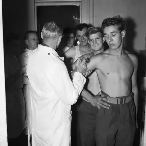 Kriegsaufruf im Sueskrisen 1956 Männer des Haushalts-Kavallerie erhalten Impfungen für ihre Rückkehr