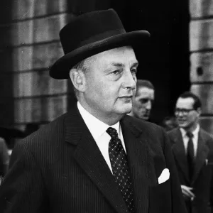 Suez-Krise 1956 Selwin Lloyd britischer Außenminister verlässt die Suez-Konferenz.