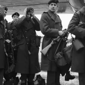 Suezkrise 1956 Soldaten im Londoner Flughafen stiegen in ein Flugzeug ein, das für den Nahen Osten bestimmt war