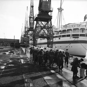 Suez-Krise 1956 Truppen gehen an der Kaimauer entlang, nachdem sie von Bord gegangen sind.